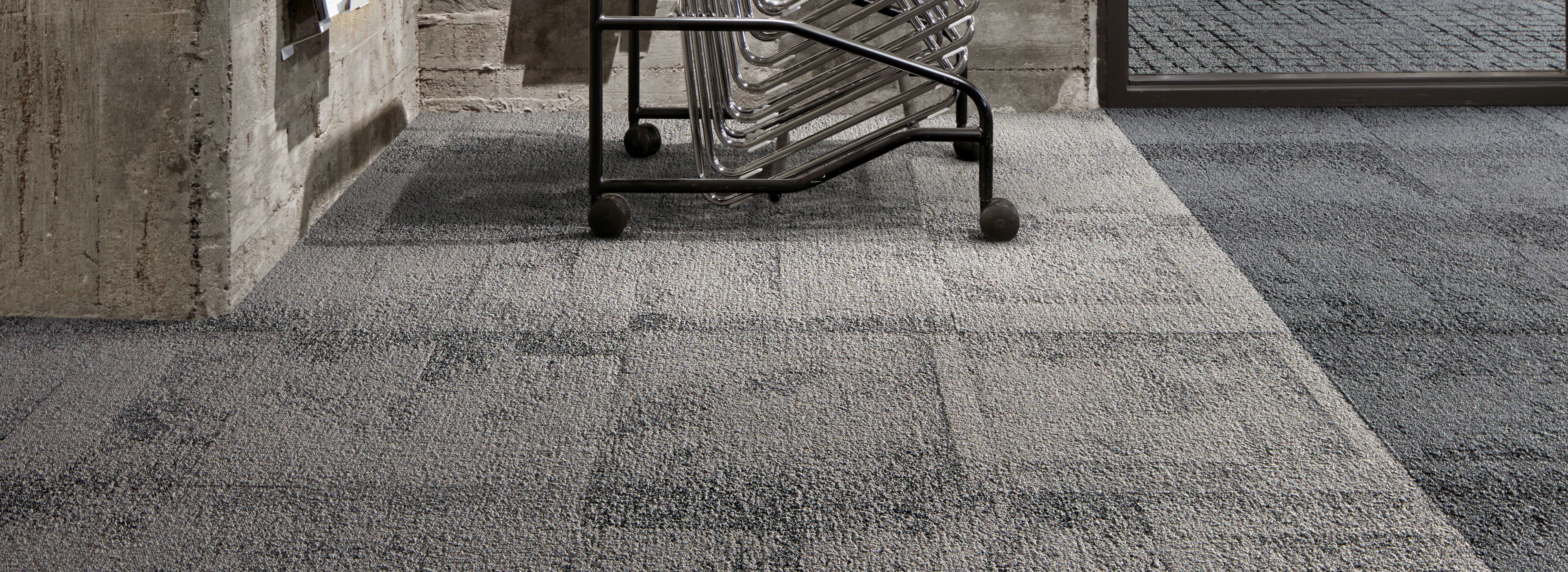 Interface Flagstone carpet tile with stack of chairs número de imagen 1